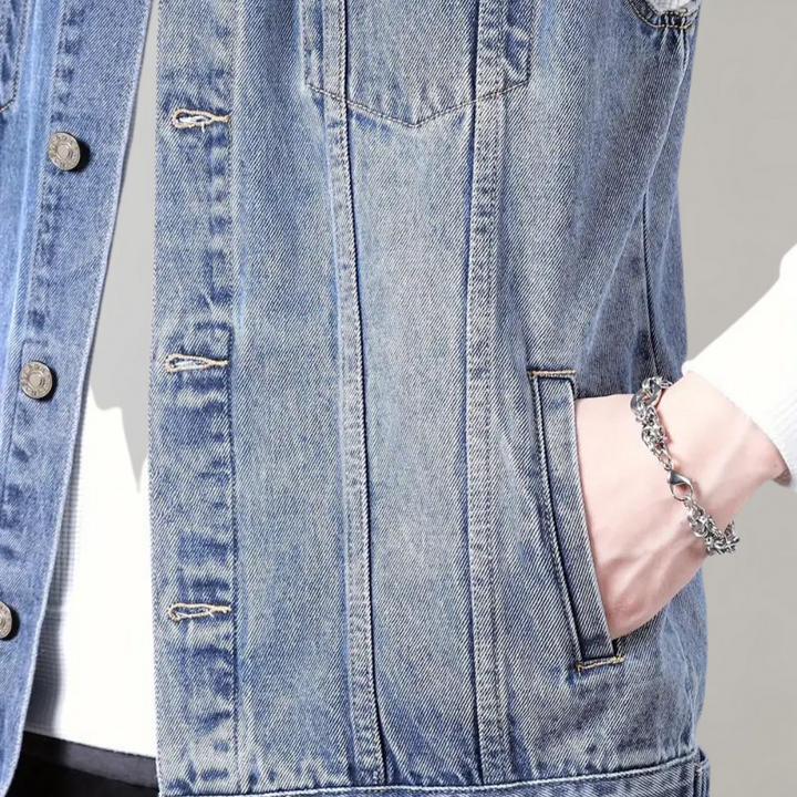 Denim spijkerjasje met knopen en zakken, gedragen door persoon met zilveren armband. Modieuze casual kleding, trendy jeansjack voor dagelijks gebruik.