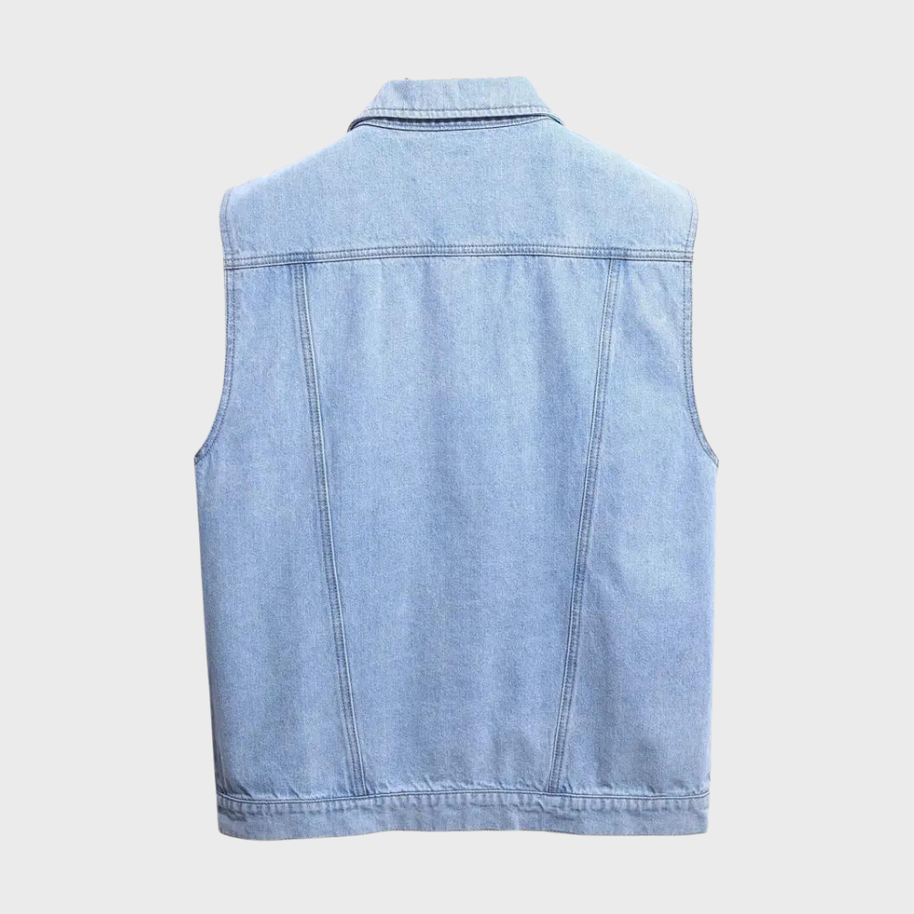 Lichtblauw denim spijkerjack zonder mouwen, achterkant. Trendy casual mode, unisex kleding, perfect voor lente en zomer.
