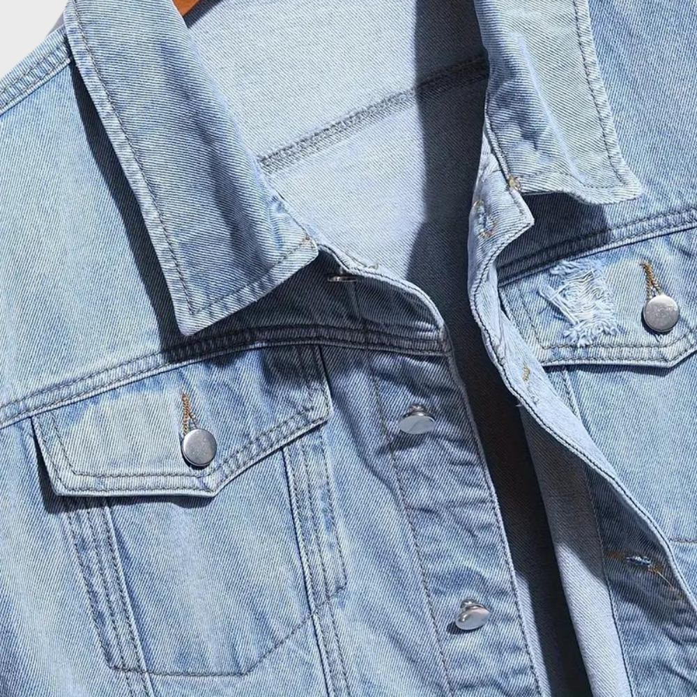 Lichtblauw denim jack met knoopsluiting, borstzakken en versleten details. Perfect voor casual mode en trendy outfits.