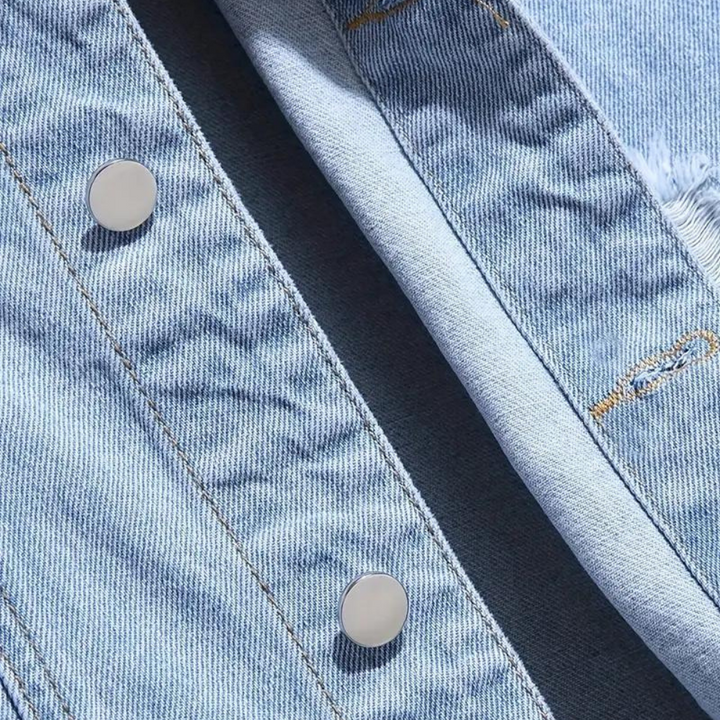 Lichtblauwe spijkerjas met metalen knopen, close-up. Trendy denim mode, casual stijl, hoogwaardige stof, perfecte afwerking.