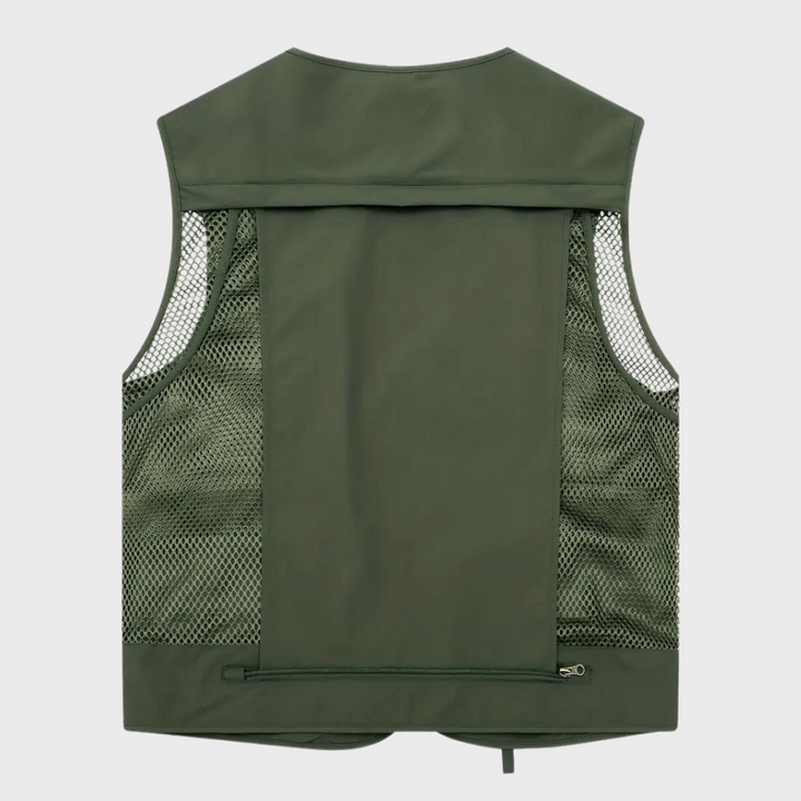Olijfgroen heren gilet met mesh panelen, ideaal voor outdoor activiteiten. Lichtgewicht, ademend ontwerp. Perfect voor wandelen en kamperen.
