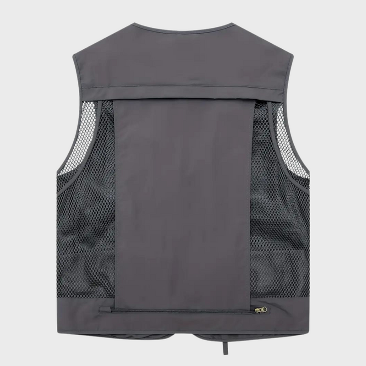 Grijze heren bodywarmer met mesh panelen, ritssluiting en zakken. Ideaal voor outdoor activiteiten. Comfortabele en ademende stof.