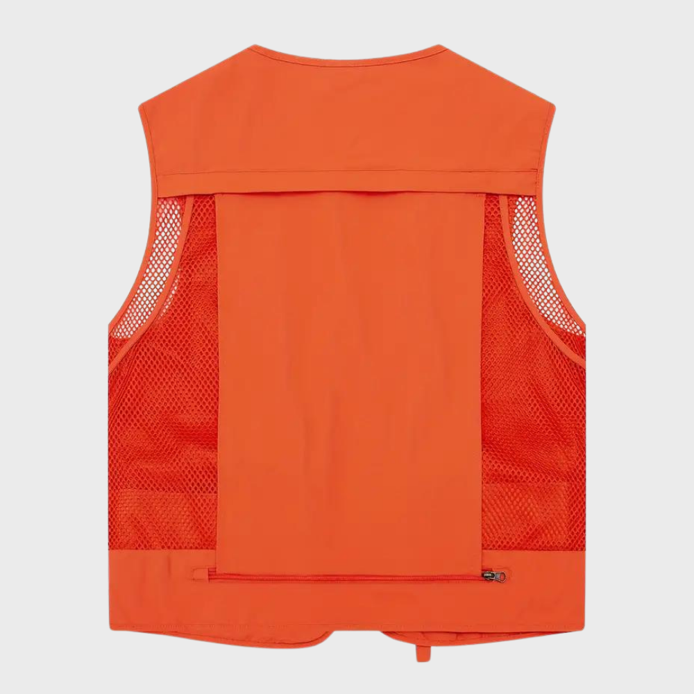Oranje outdoor vest met mesh panelen, ademend ontwerp, ideaal voor wandelen en kamperen. Lichtgewicht en functioneel voor avontuurlijke activiteiten.