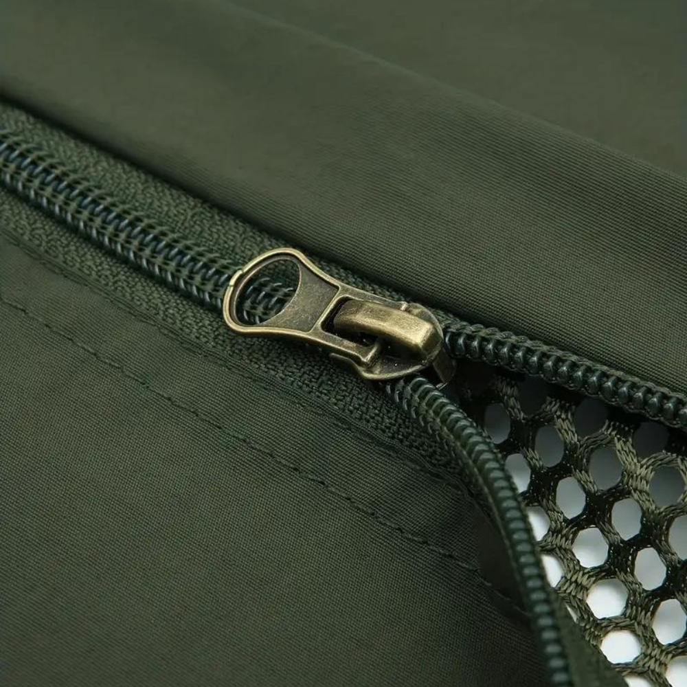 Groene jas met metalen rits en gaasvoering, close-up. Outdoor kleding, duurzame materialen, hoge kwaliteit, modieuze herenkleding.