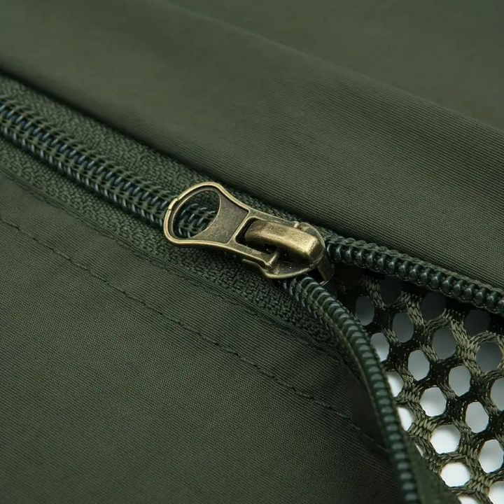 Groene jas met metalen rits en gaasvoering, close-up. Outdoor kleding, duurzame materialen, hoge kwaliteit, modieuze herenkleding.
