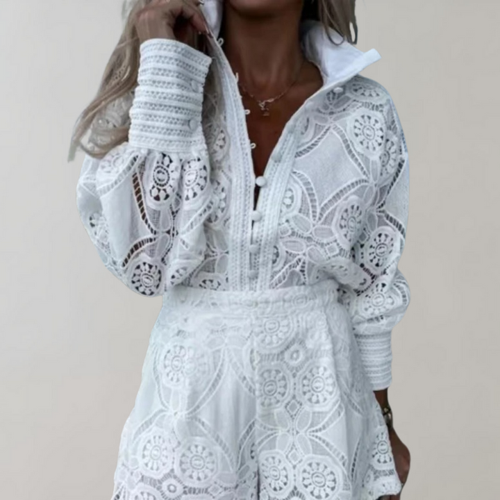 Vrouw in elegante witte kanten blouse en rok, met gedetailleerd bloemenpatroon. Perfect voor zomermode, bohemian stijl, casual chique look.