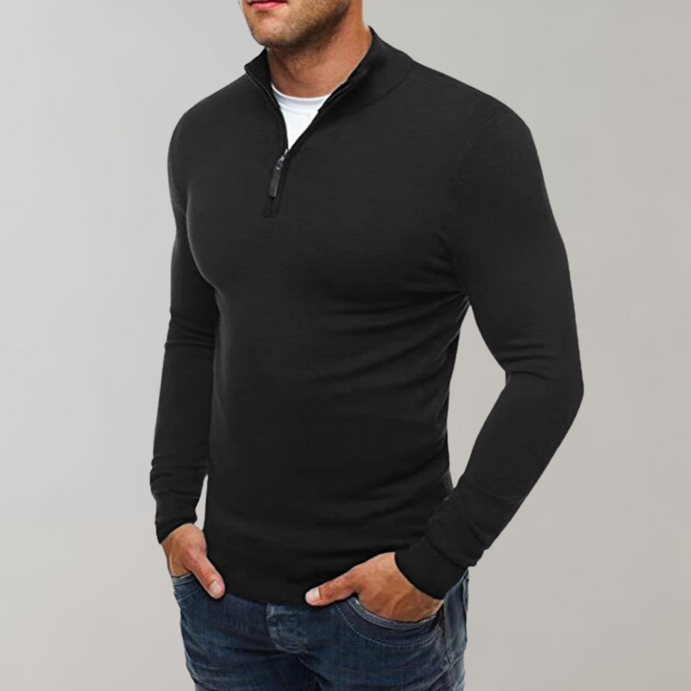 Man in zwarte trui met halve rits, lange mouwen, casual stijl, gecombineerd met blauwe jeans. Perfect voor herenkleding en mode.