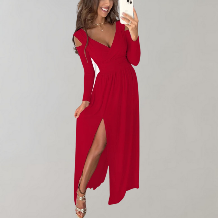 Rode lange jurk met diepe V-hals en split, gedragen door vrouw die een selfie maakt. Perfect voor avondkleding, elegante damesmode.