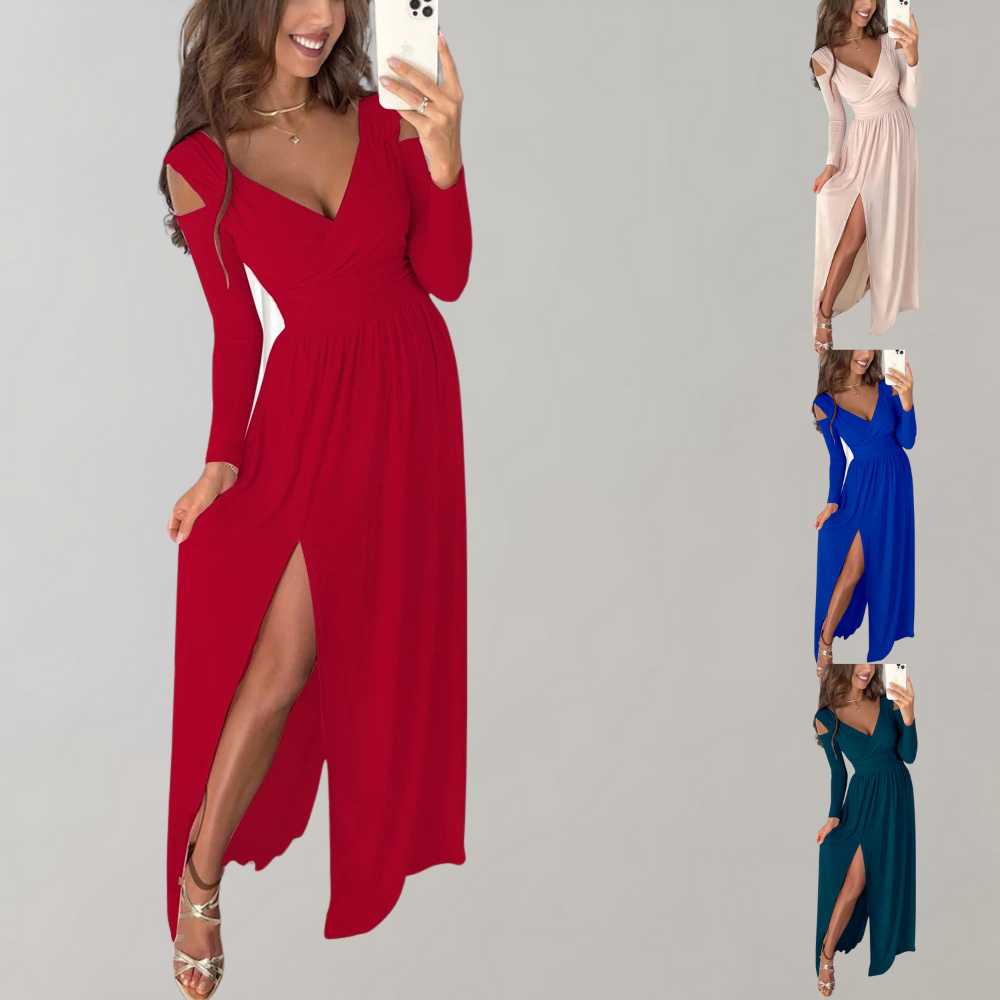 Vrouw in elegante rode maxi-jurk met diepe V-hals en hoge split, beschikbaar in meerdere kleuren. Perfect voor avondkleding en speciale gelegenheden.