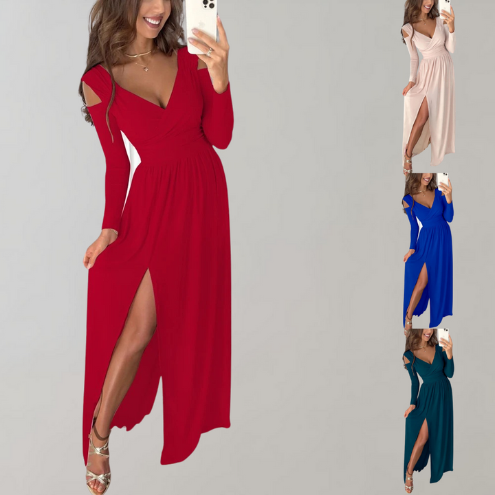 Vrouw in elegante rode maxi-jurk met diepe V-hals en hoge split, beschikbaar in meerdere kleuren. Perfect voor avondkleding en speciale gelegenheden.