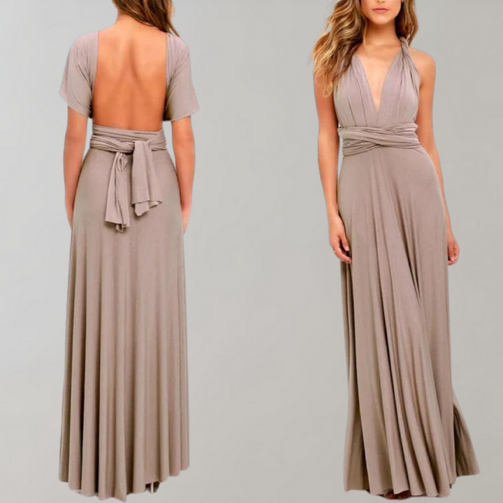 Elegante khaki avondjurk met diepe V-hals en open rug, gemaakt van vloeiend materiaal. Perfect voor formele gelegenheden en bruiloften.