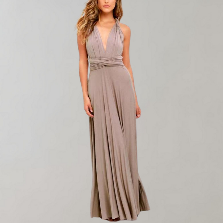 Vrouw in elegante khaki avondjurk met diepe V-hals en gedrapeerde taille, perfect voor formele gelegenheden. Stijlvolle lange jurk voor dames.