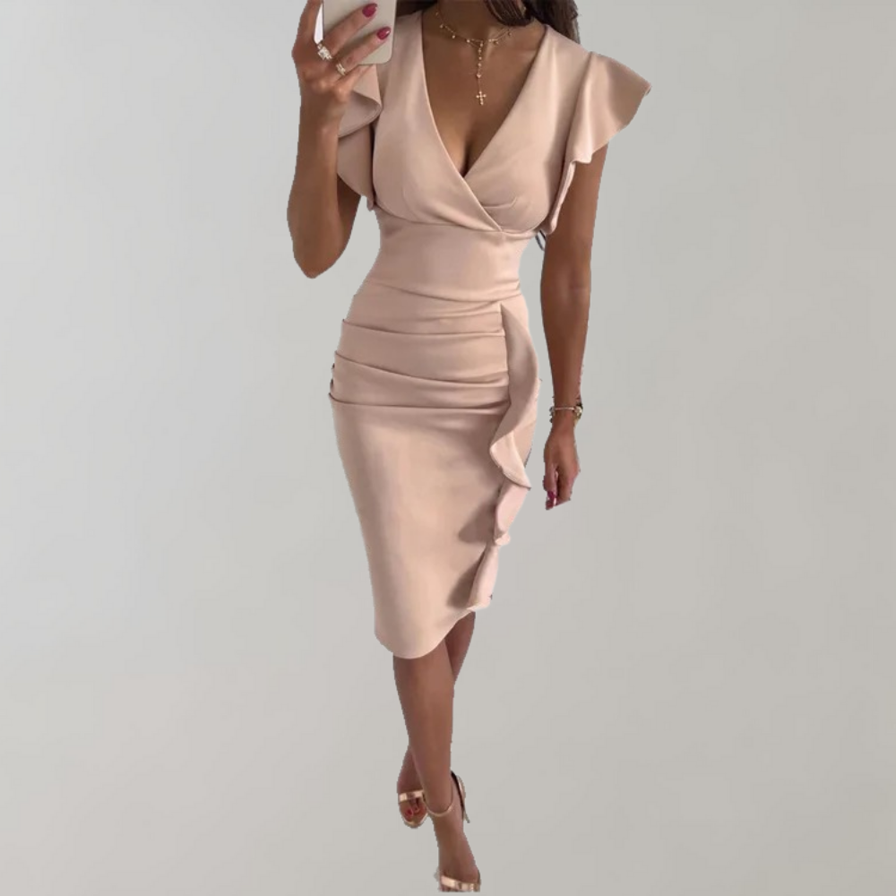 Vrouw in elegante abrikooskleurige jurk met ruches en V-hals, perfecte keuze voor zomerse evenementen. Trendy damesmode, stijlvolle cocktailjurk.