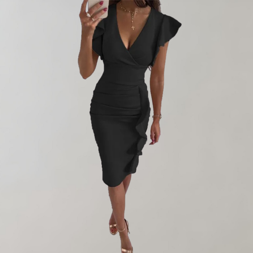 Zwarte cocktailjurk met V-hals en ruches, gedragen door een vrouw. Elegante avondjurk, perfect voor feestjes en speciale gelegenheden.