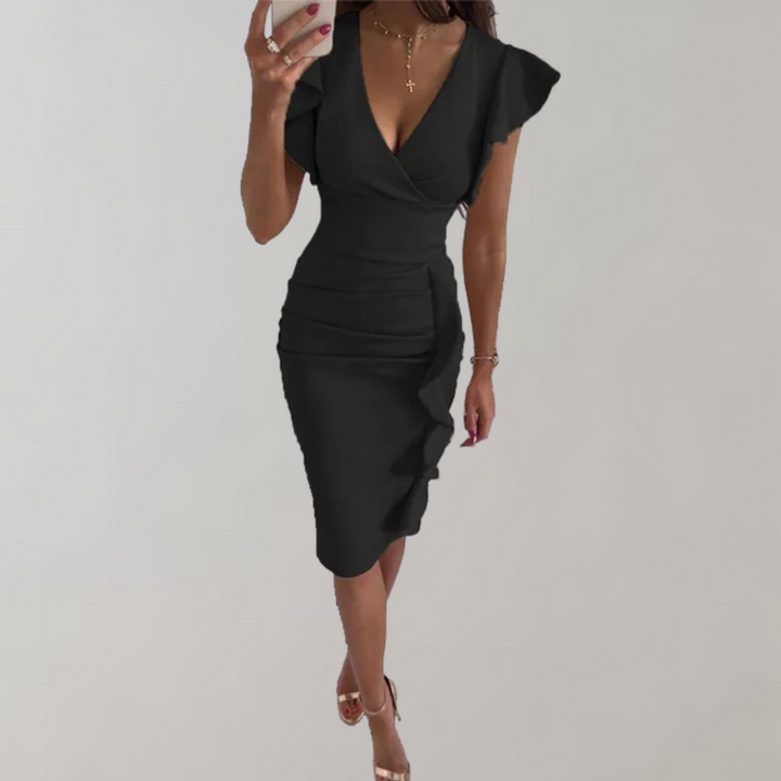 Zwarte cocktailjurk met V-hals en ruches, gedragen door een vrouw. Elegante avondjurk, perfect voor feestjes en speciale gelegenheden.