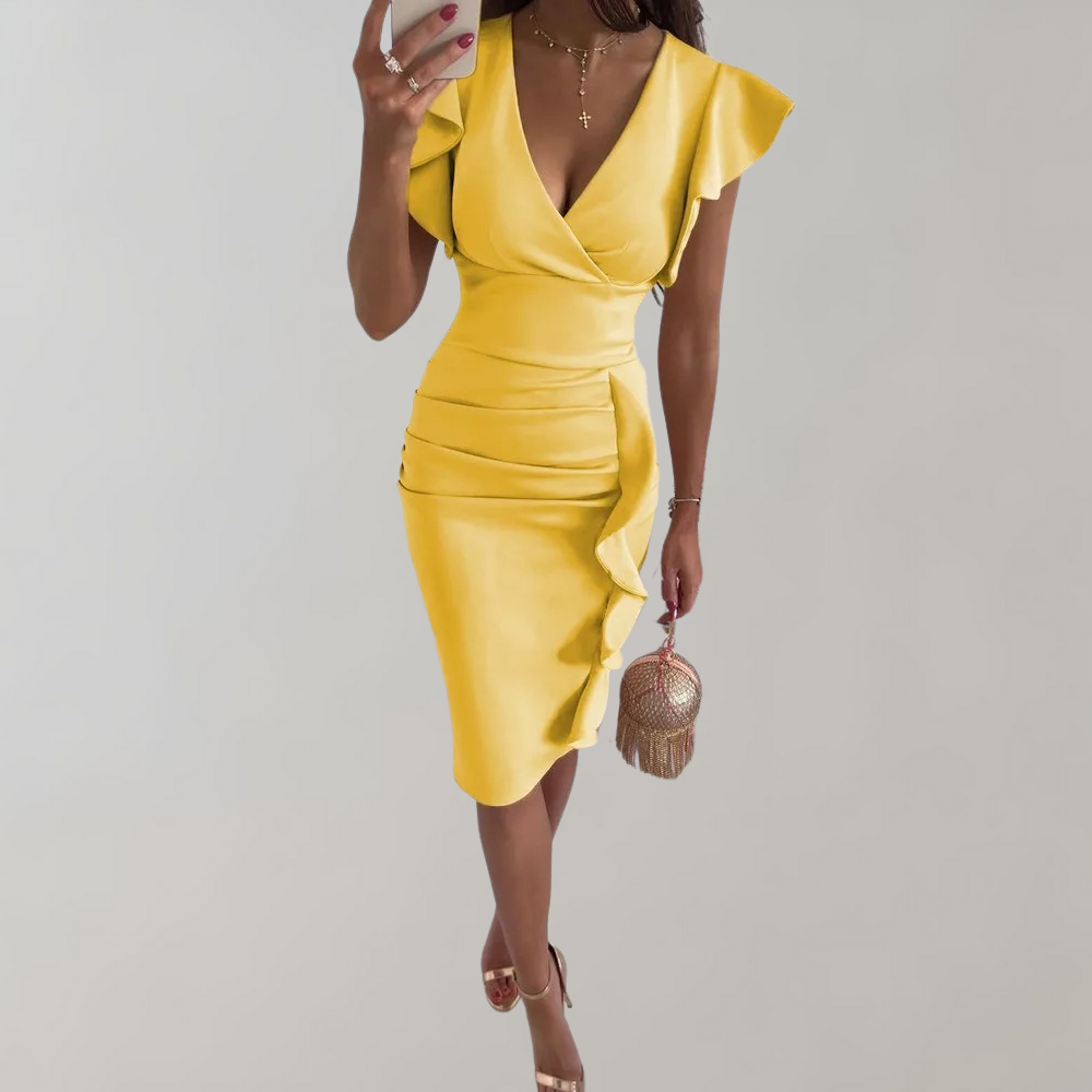 Vrouw in gele jurk met ruches en V-hals, houdt een kleine tas vast. Perfect voor zomermode, elegante avondkleding, trendy dameskleding.
