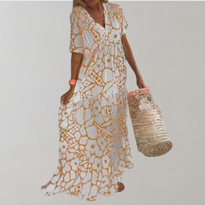 Vrouw in lange, gele bloemenjurk met korte mouwen en V-hals, draagt een grote, geweven strandtas. Zomerse boho-stijl, casual mode.