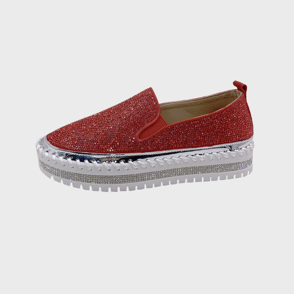 Rode glinsterende damesschoen met dikke zilveren zool, slip-on ontwerp. Trendy en comfortabel schoeisel voor dagelijks gebruik.