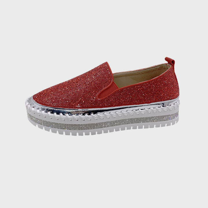 Rode glinsterende damesschoen met dikke zilveren zool, slip-on ontwerp. Trendy en comfortabel schoeisel voor dagelijks gebruik.