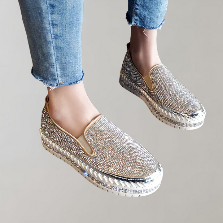 Dames sneakers met glinsterende strass steentjes, zilveren platformzool en gouden accenten. Perfect voor een modieuze, opvallende look.
