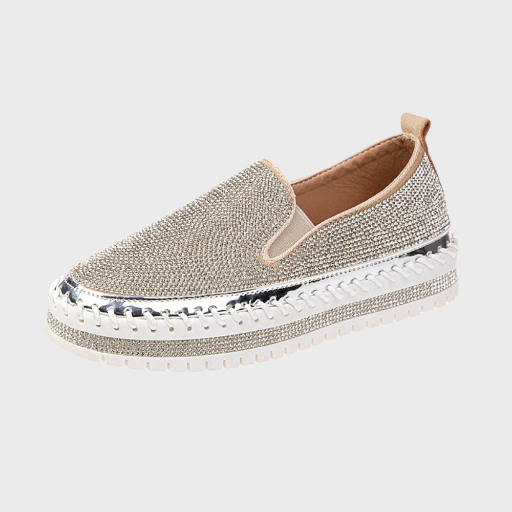 Glitterende damesschoen met zilveren strass, slip-on ontwerp, dikke witte zool. Perfect voor feestelijke gelegenheden en casual chique stijl.