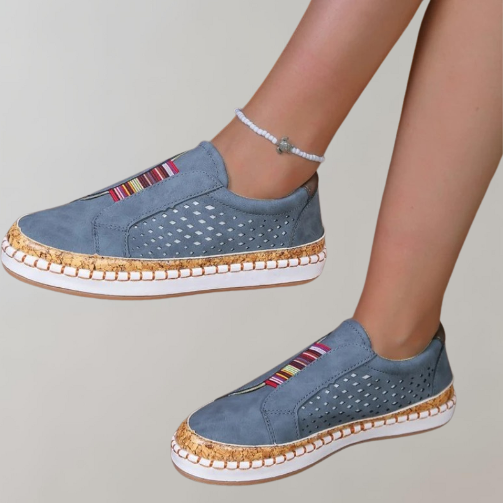 Blauwe damessneakers met kleurrijke strepen, geperforeerd suède en gevlochten zool. Comfortabele casual schoenen, perfect voor dagelijks gebruik.