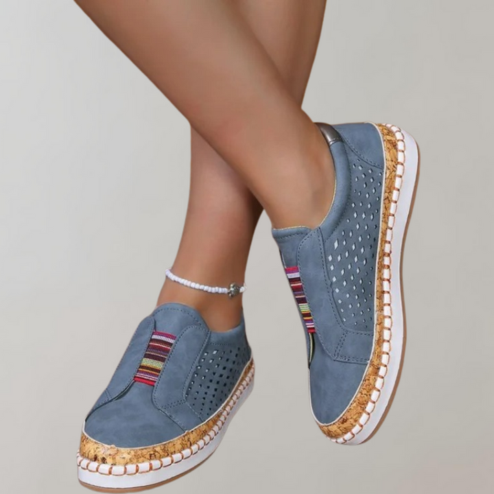 Blauwe dames espadrilles met gestreepte details, geperforeerd ontwerp en kurkzool. Comfortabele casual schoenen voor dagelijks gebruik.