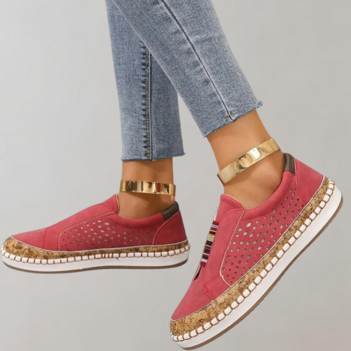 Rode damessneakers met geperforeerd ontwerp, kleurrijke accenten en gevlochten zool. Comfortabele casual schoenen, perfect voor dagelijks gebruik.