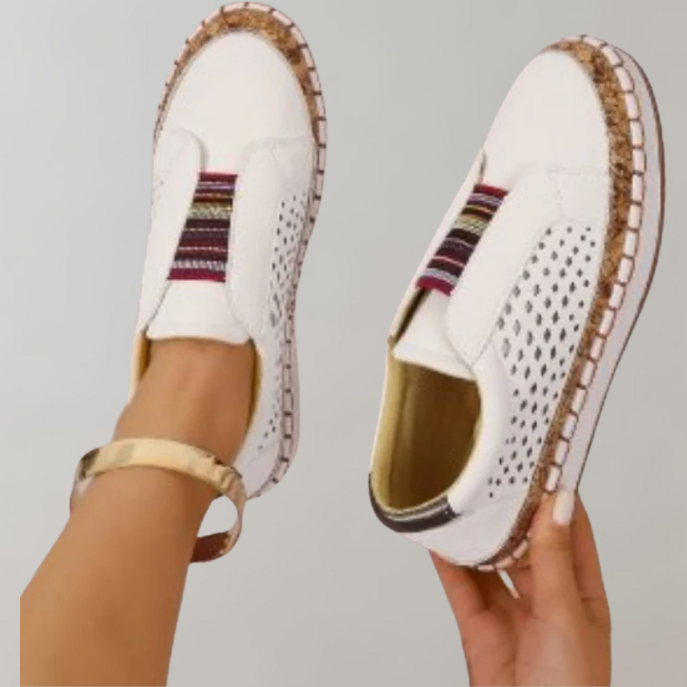 Witte leren damessneakers met geperforeerd design, elastische band met strepen, en kurkzool. Comfortabele en modieuze schoenen voor dagelijks gebruik.