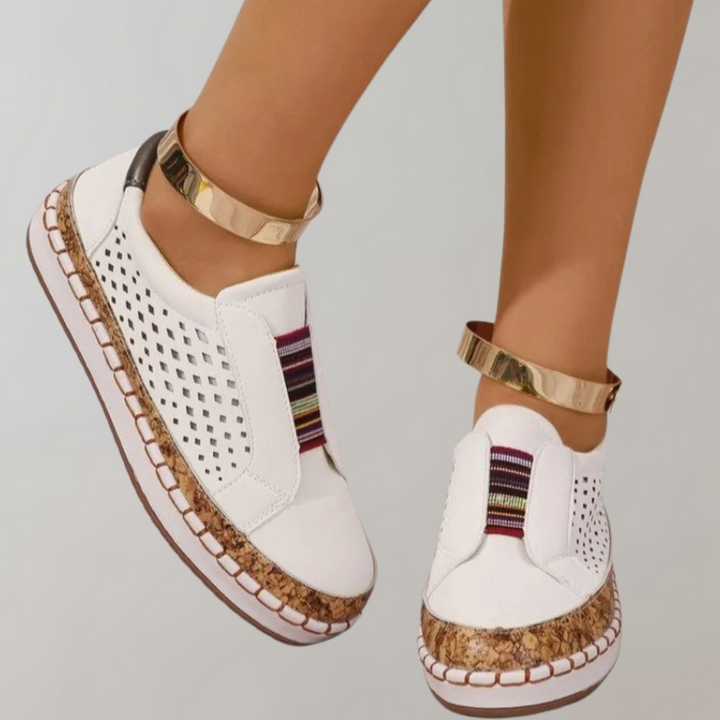 Witte damessneakers met geperforeerd ontwerp, kleurrijke strepen, kurkzool en gouden enkelband. Trendy en comfortabel schoeisel.