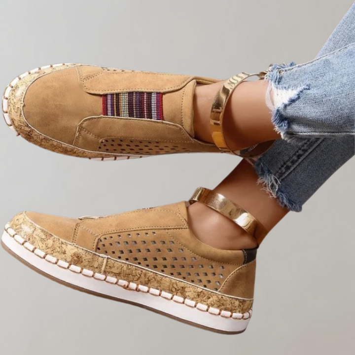Gele damessneakers met kleurrijke strepen, perforaties en kurkzool. Modieuze casual schoenen, perfect voor dagelijks gebruik.