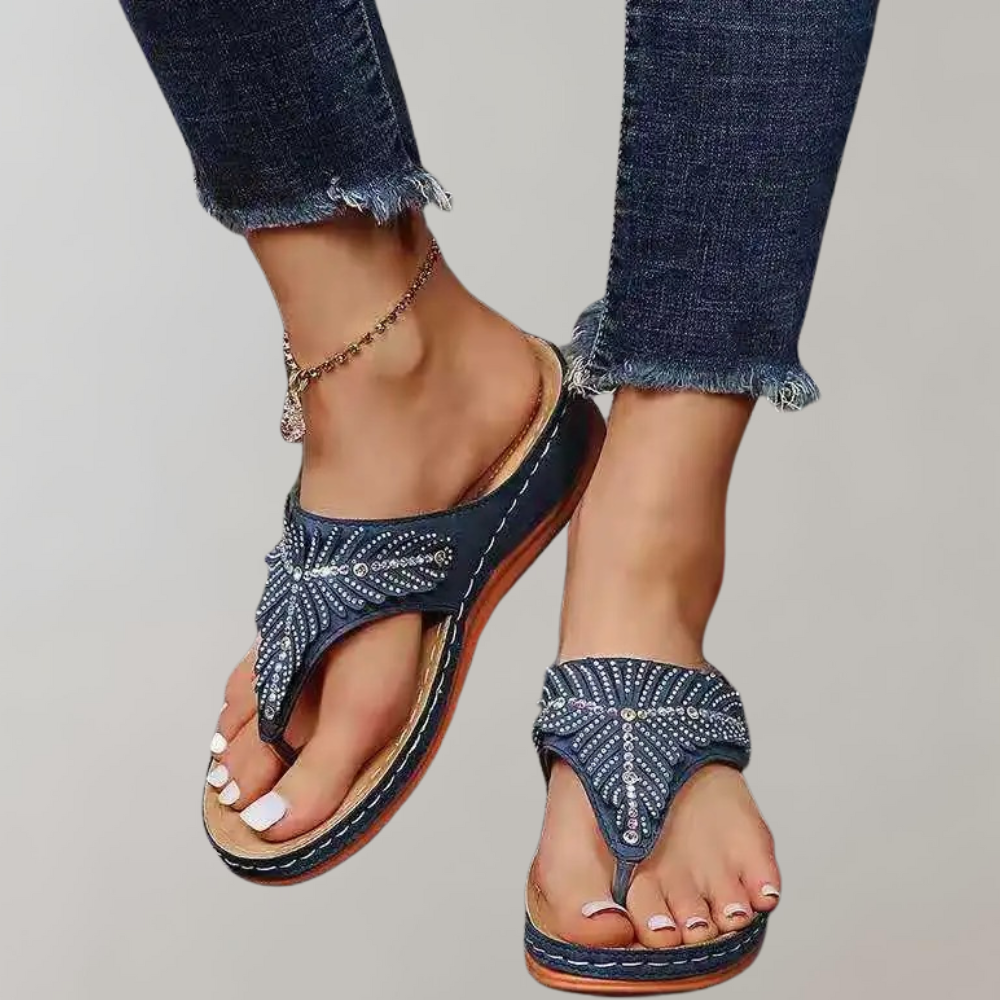 Blauwe damessandalen met strass, open teen, comfortabele zool. Perfect voor zomerse outfits. Trendy en stijlvol schoeisel voor dagelijks gebruik.