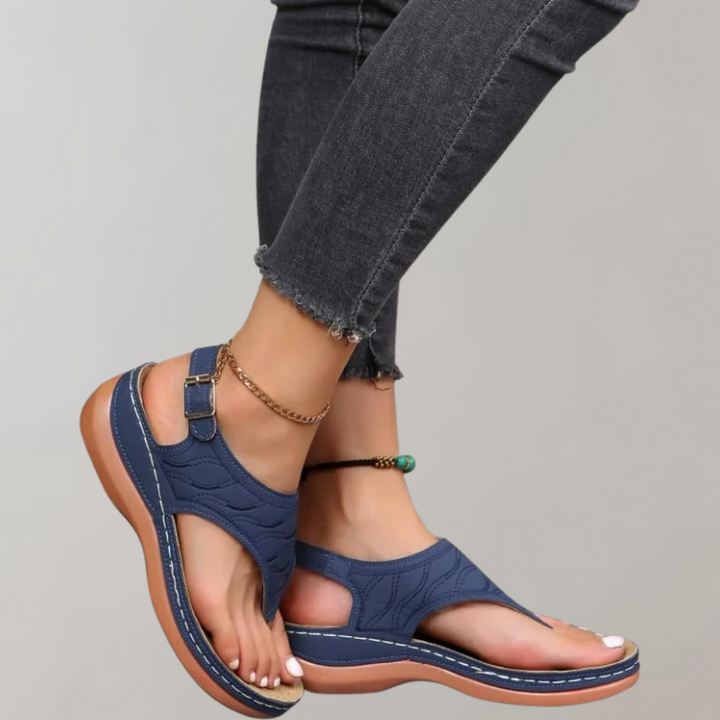 Blauwe dames sandalen met verstelbare riem, comfortabele zool en geborduurd patroon. Perfect voor casual zomeroutfits. Trendy en stijlvol schoeisel.