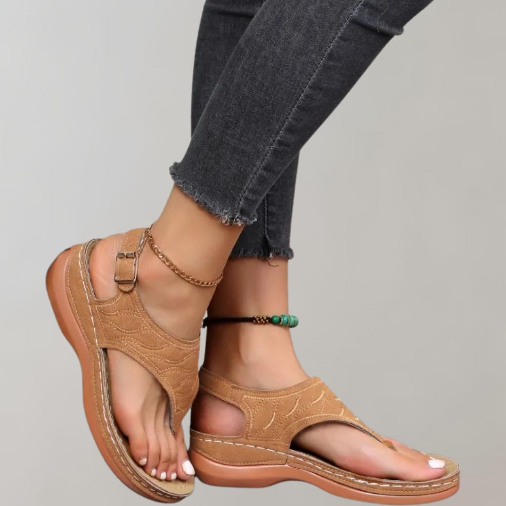Bruine sandalen met open teen en verstelbare riem, gedragen met donkere jeans. Comfortabele zomerschoenen voor dames. Perfect voor casual outfits.