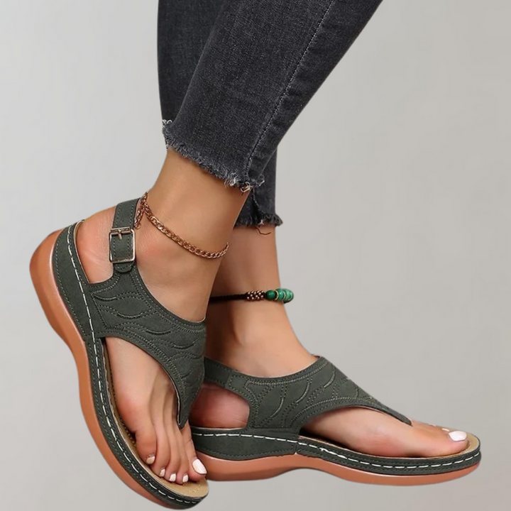 Groene dames sandalen met open teen en verstelbare gesp, gedragen met enkelbandje. Comfortabele zomerschoenen, ideaal voor casual outfits.