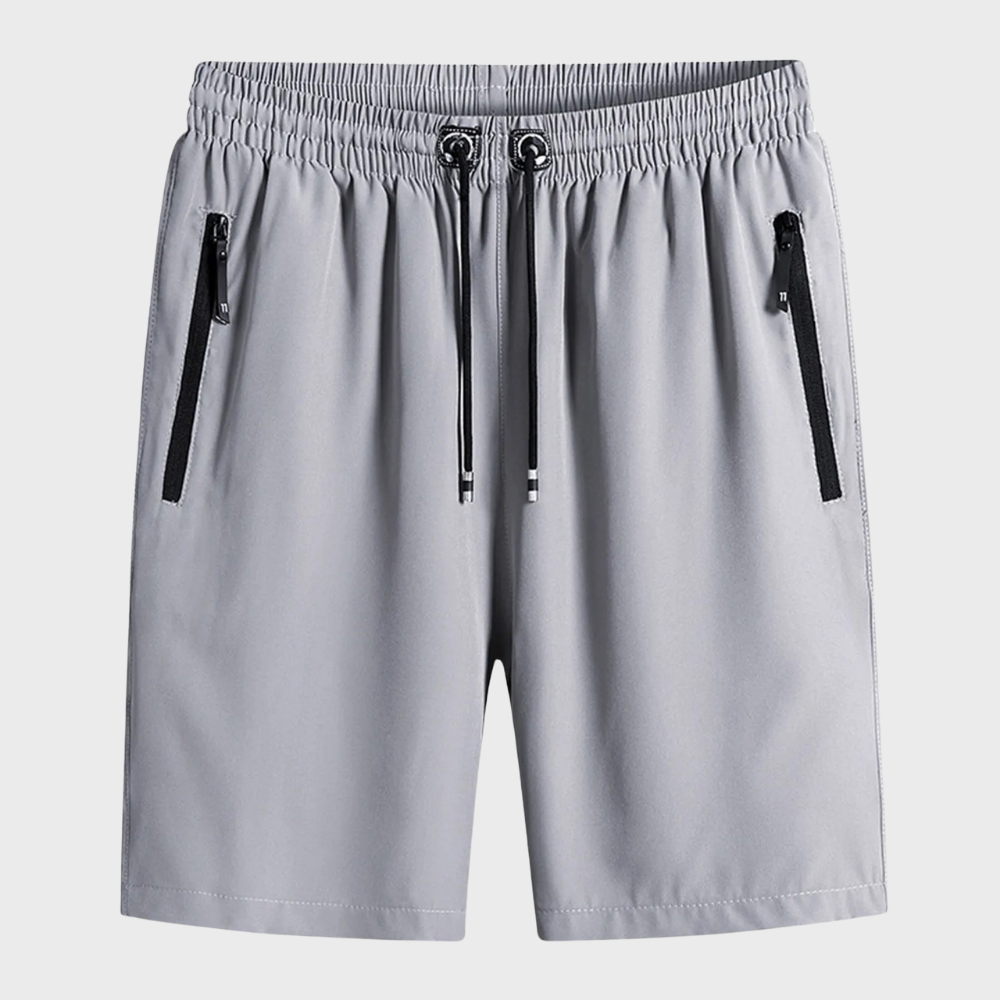 Lichtgrijze sportshorts met elastische tailleband, trekkoord en zwarte ritszakken. Ideaal voor heren, casual en sportieve outfits.