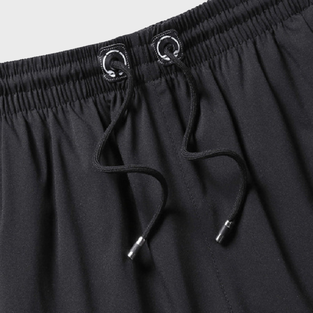 Zwarte sportshorts met elastische tailleband en trekkoord, ideaal voor fitness en hardlopen. Comfortabele en ademende stof voor actieve prestaties.