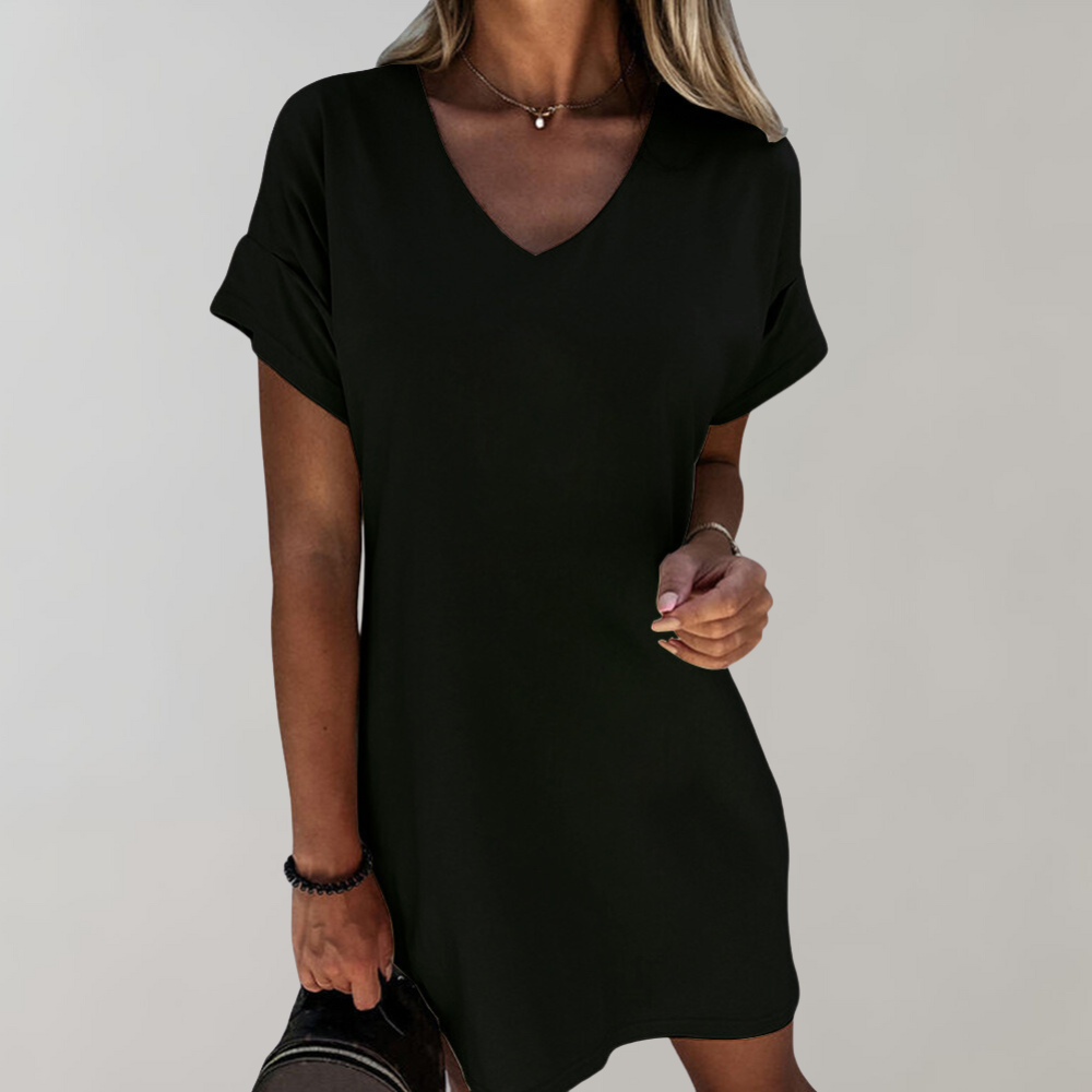 Zwarte damesjurk met V-hals en korte mouwen, casual stijl. Perfect voor zomeroutfits. Comfortabele pasvorm, modieuze keuze voor dagelijks gebruik.