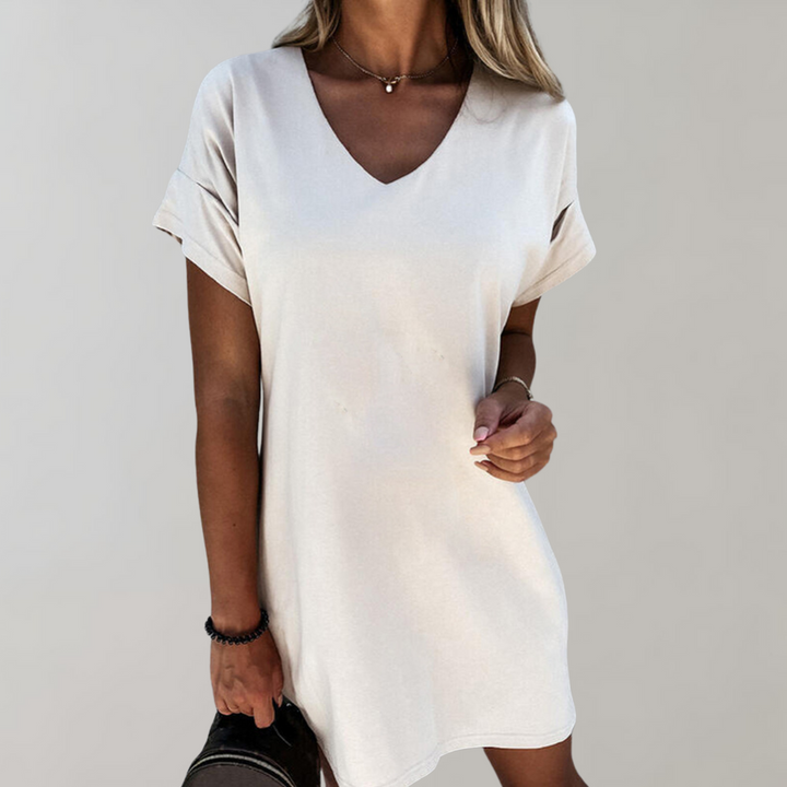 Witte damesjurk met V-hals, korte mouwen en casual pasvorm. Perfect voor zomerse dagen. Trendy en comfortabel design.