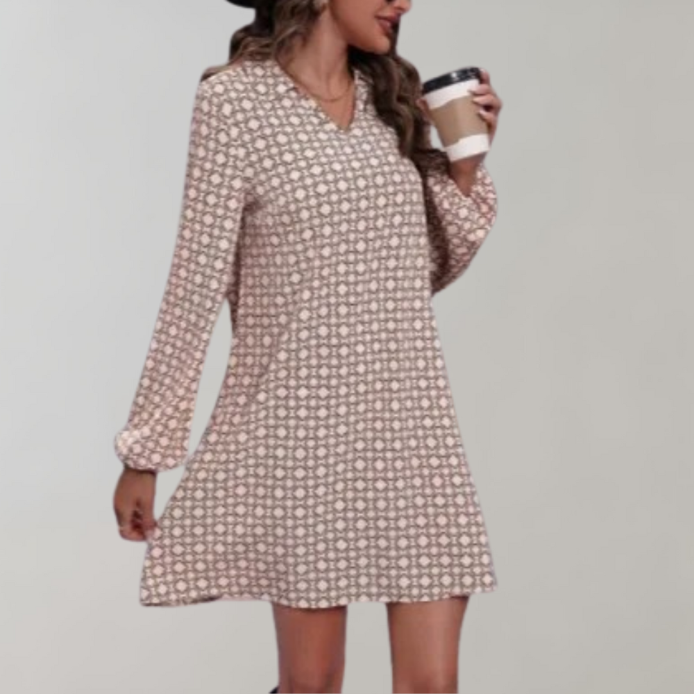 Vrouw in roze polkadot jurk met lange mouwen, houdt een koffiebeker vast. Modieuze dameskleding, casual stijl, trendy outfit.