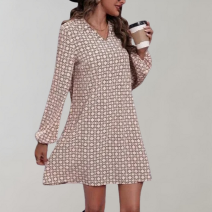 Vrouw in roze polkadot jurk met lange mouwen, houdt een koffiebeker vast. Modieuze dameskleding, casual stijl, trendy outfit.