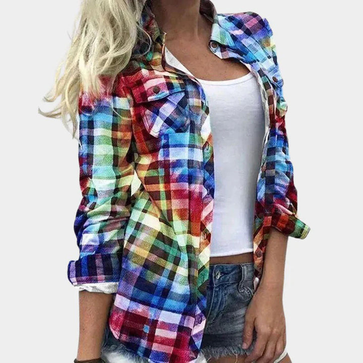 Vrouw in kleurrijk geruit overhemd, casual mode, denim shorts, witte tanktop, trendy dameskleding, kleurrijke blouse, modieuze outfit.