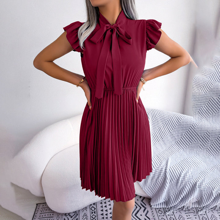 Rode geplooide jurk met strik, korte mouwen, elegante damesmode, perfect voor feestjes en formele gelegenheden. Stijlvolle en trendy outfit.