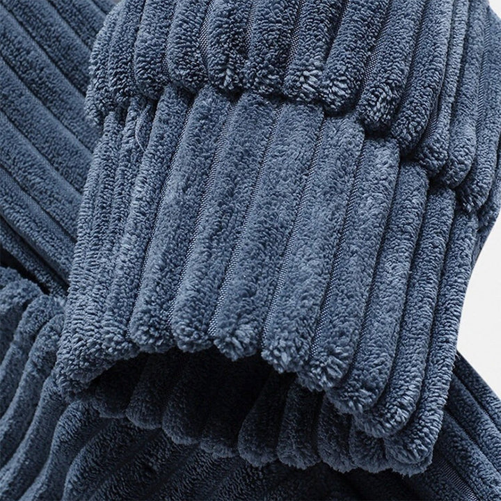 Donkerblauwe geribbelde badstof handdoek, zachte textuur, absorberend, luxe badkameraccessoire, hoogwaardige katoenen stof, duurzaam en stijlvol.
