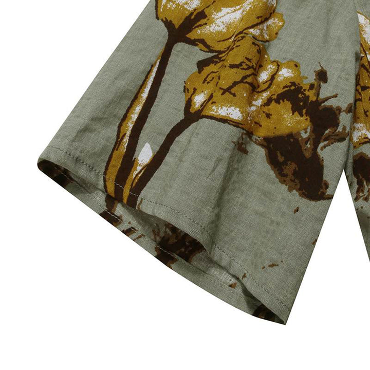 Groene linnen jurk met bruine bloemenprint, korte mouwen. Perfect voor zomerse dagen. Stijlvolle en comfortabele damesmode.