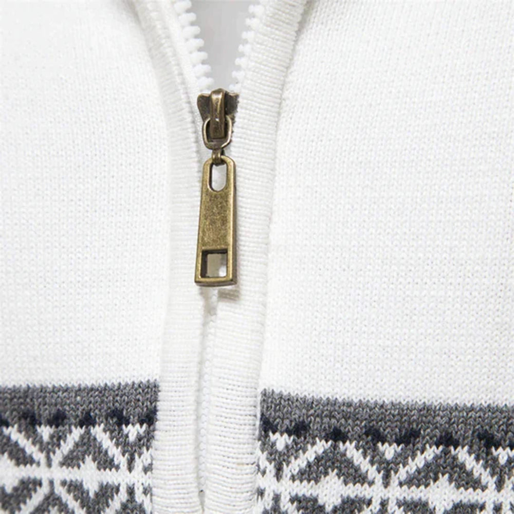 Witte trui met ritssluiting en grijs Noors patroon, close-up. Hoogwaardige winterkleding, Scandinavisch design, warme gebreide stof.