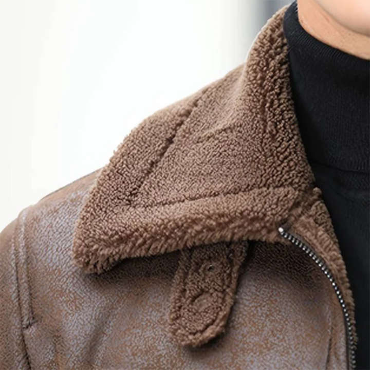 Bruine shearling jas met rits, close-up van kraag en textuur, modieuze winterkleding voor heren, warme en stijlvolle jasdetails.