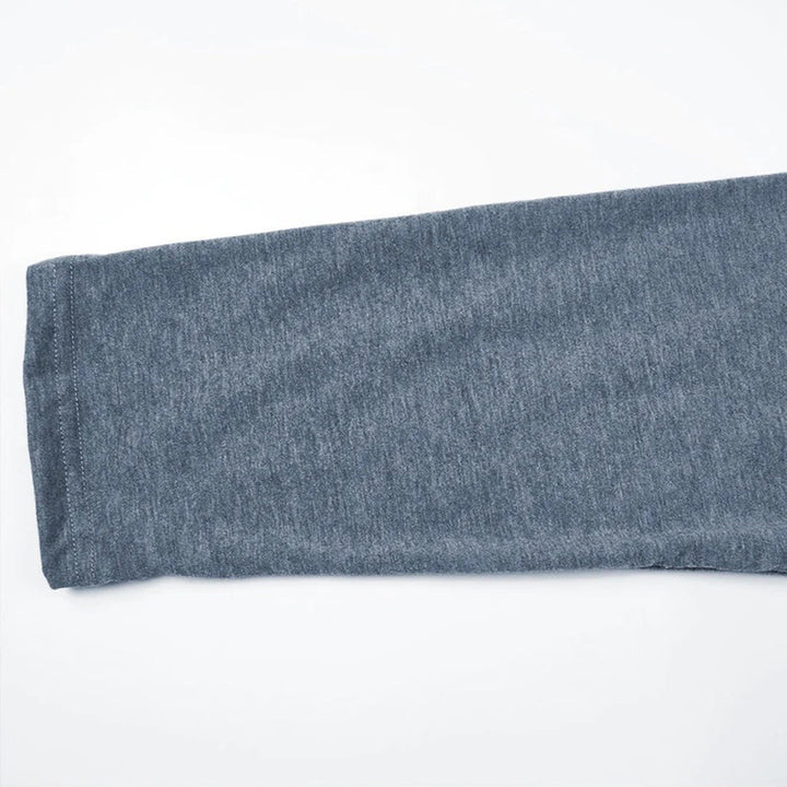Grijze mouw van katoenen T-shirt, close-up. Comfortabel, casual kledingstuk, ideaal voor dagelijks gebruik. Trendy en veelzijdig ontwerp.