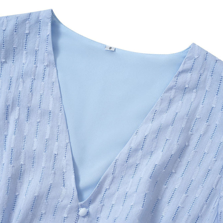 Lichtblauwe damesblouse met V-hals en subtiel streeppatroon, gemaakt van luchtige stof. Perfect voor casual en zakelijke outfits. Maat S.