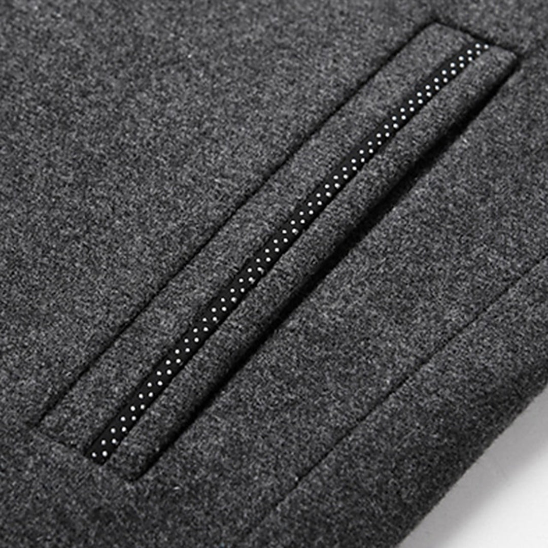 Grijze wollen jas met gestreepte zak, stijlvolle wintermode, hoogwaardige stof, close-up detail, moderne herenkleding.